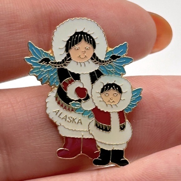 Small Novelty Alaska Mother and Daughter Eskimo with Wings Lapel Pin Snow Winter - Picture 1 of 6